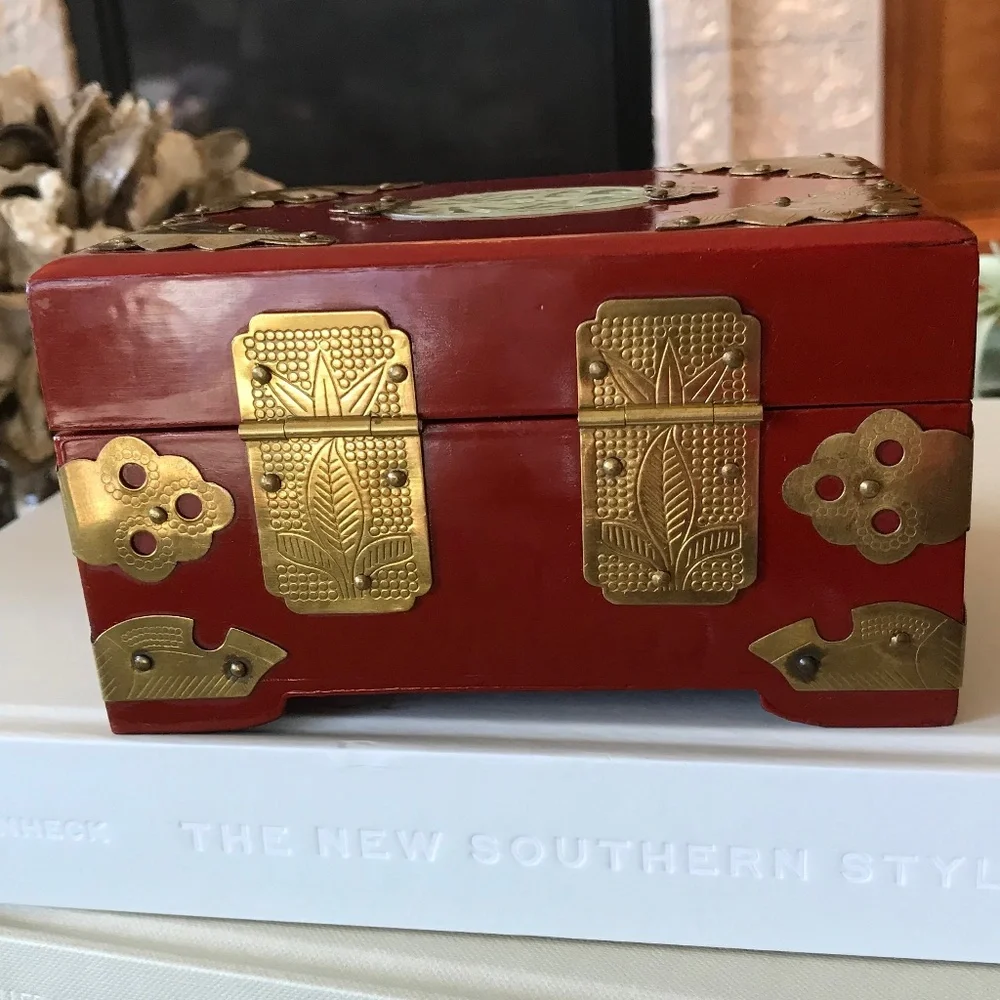 VINTAGE RED CHINESE JEWELRY BOX WITH LOCK & KEY